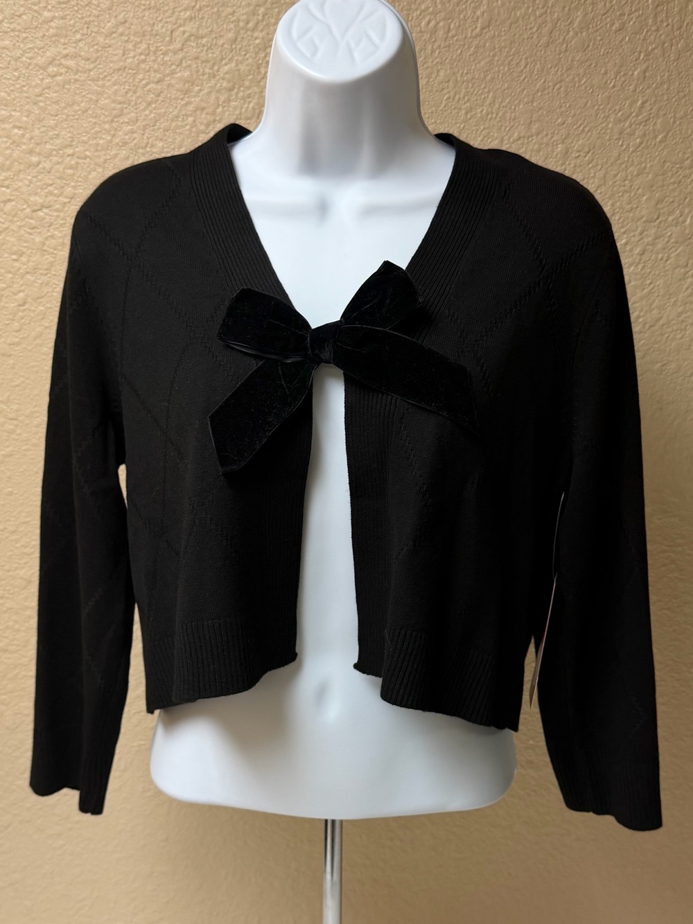4/$20 89th & Madison Black Bow-Front Cropped Knit Sweater - Women